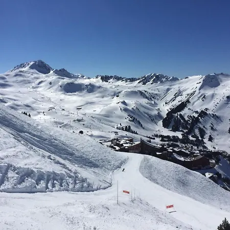 Arc 1950 Ski-in Ski-out: Mont Blanc Views & Retreat